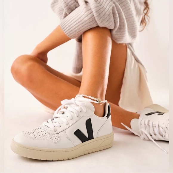 VEJA V-10 Sneaker - Picture 2 of 11